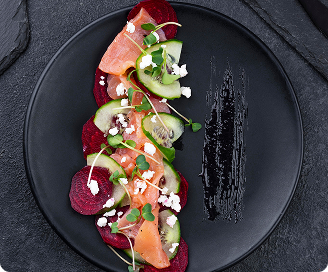 Photo du plat Sashimi de saumon, betteraves et fleurs de sureau
